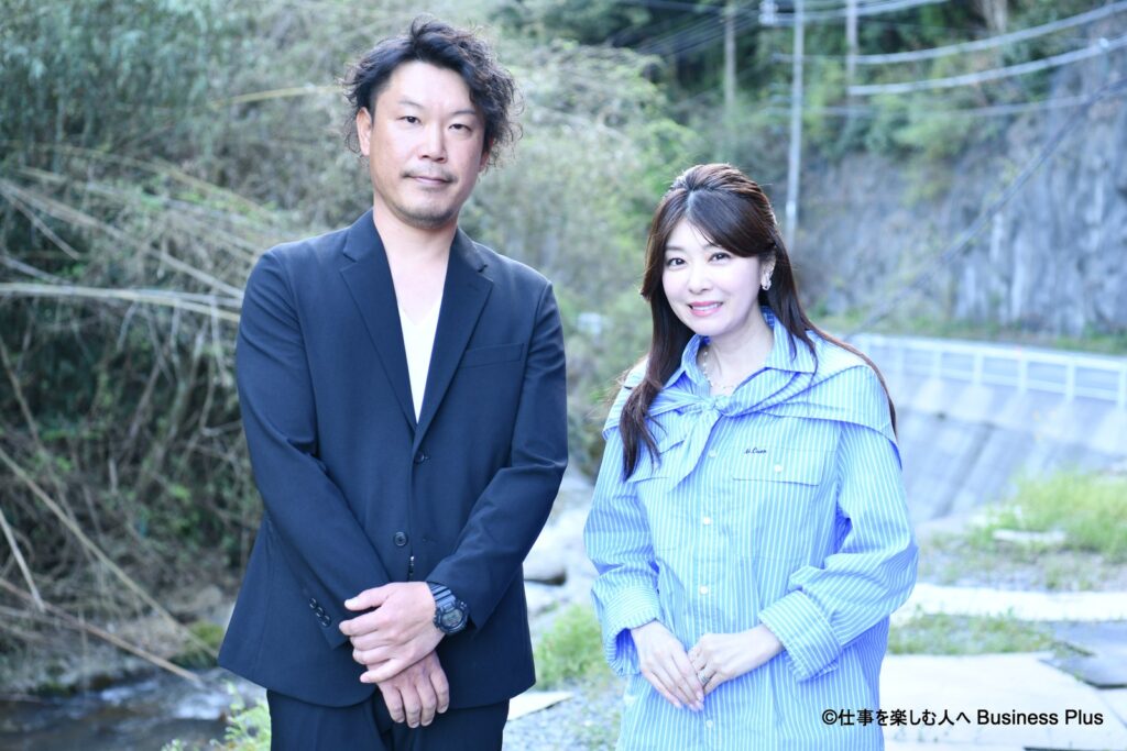 Business Plus 2026年9月号の取材風景（株式会社Highline 代表取締役 服部竜也とタレントの矢部美穂さん）